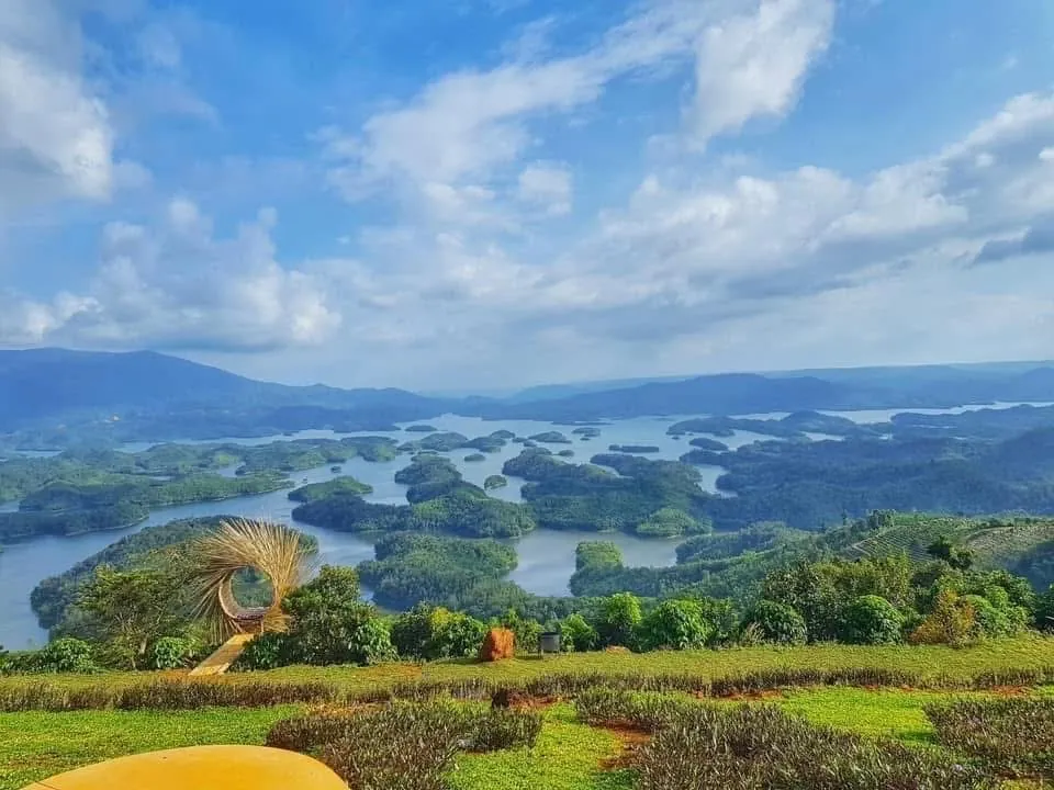 Lòng hồ Tà Đùng nhiều đảo nhỏ giữa đồi xanh